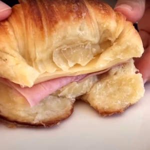 Medialunas jamón y queso x12