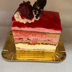 Torta porción crema dulce de leche y mousse de frutilla