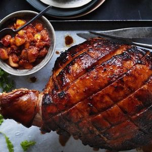 Pernil de Cerdo para 10 personas con 60 panes y 3 salsas