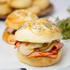 Pletzalej de pastrón y pepino x12